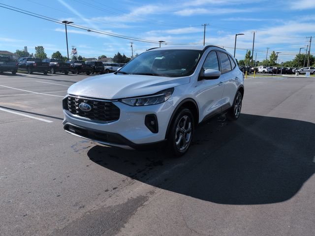 Certified 2025 Ford Escape ST-Line Select AWD/4WD image 3