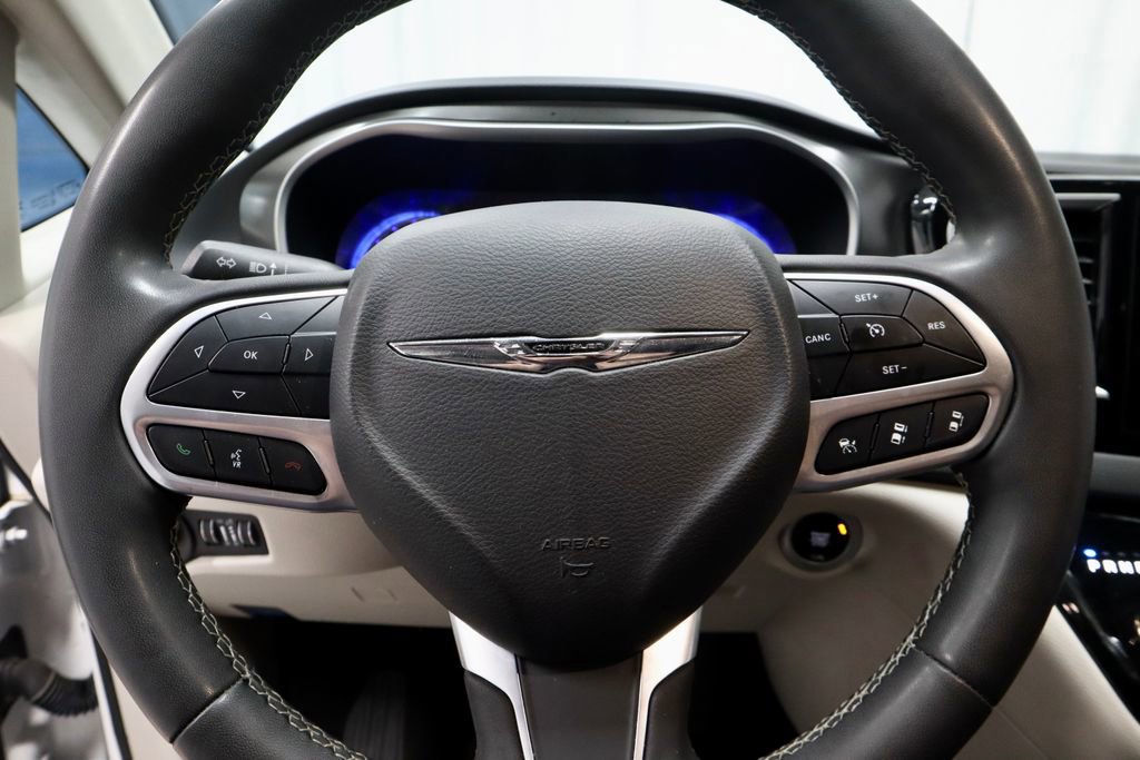 Used 2023 Chrysler Pacifica Touring-L image 32