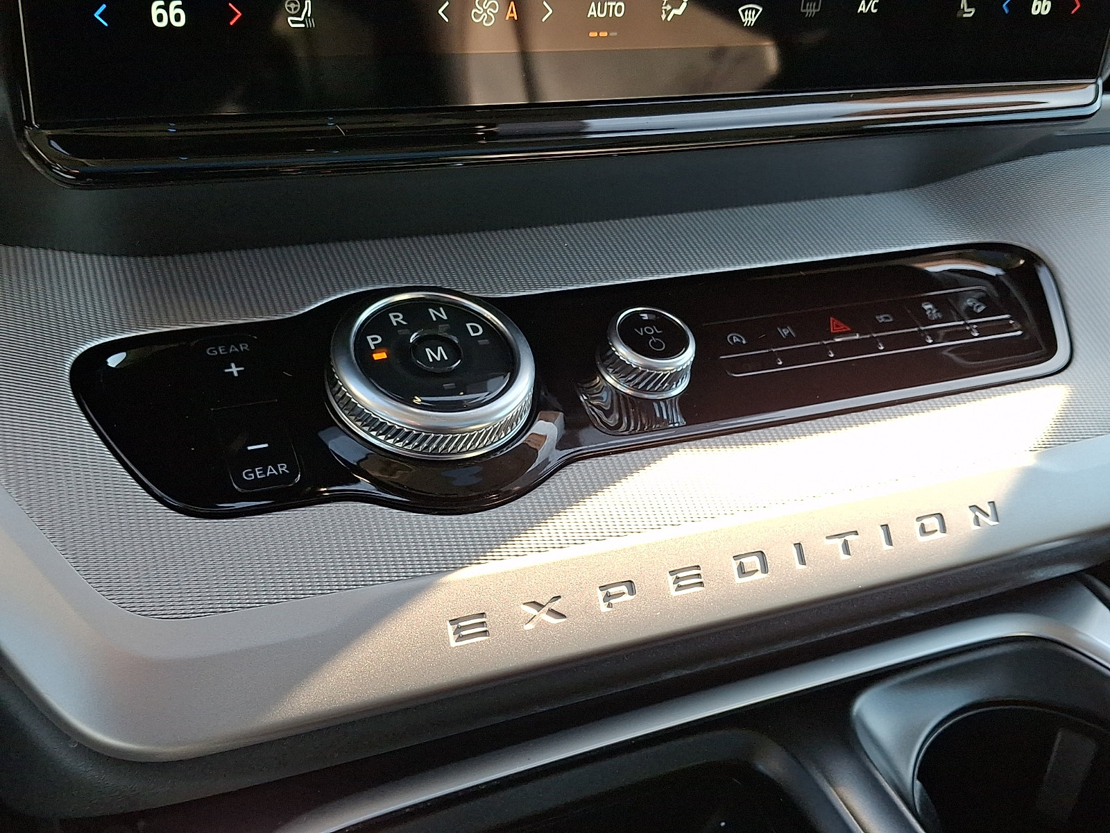 Certified 2025 Ford Expedition Active AWD/4WD image 17