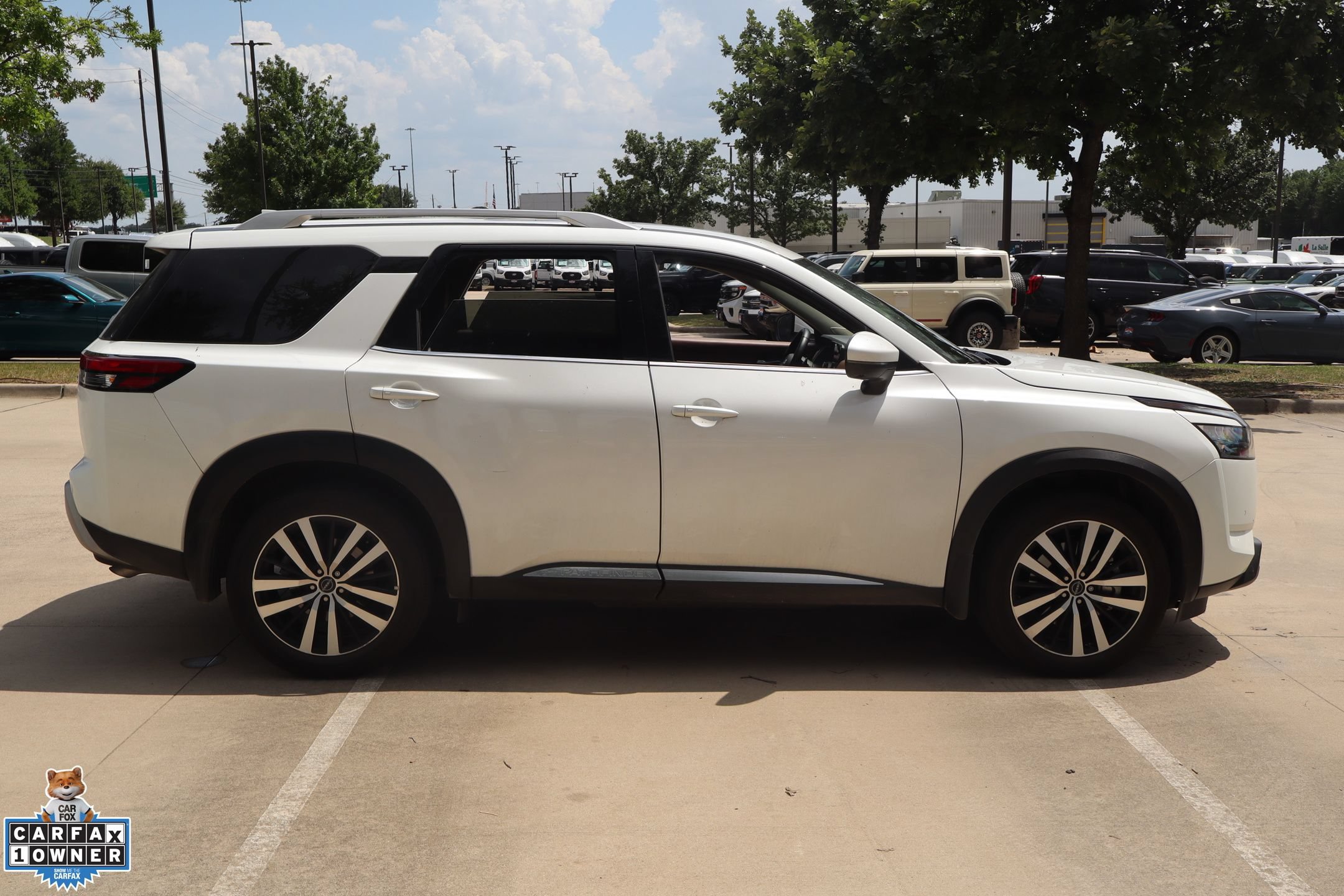 Used 2025 Nissan Pathfinder Platinum FWD image 2