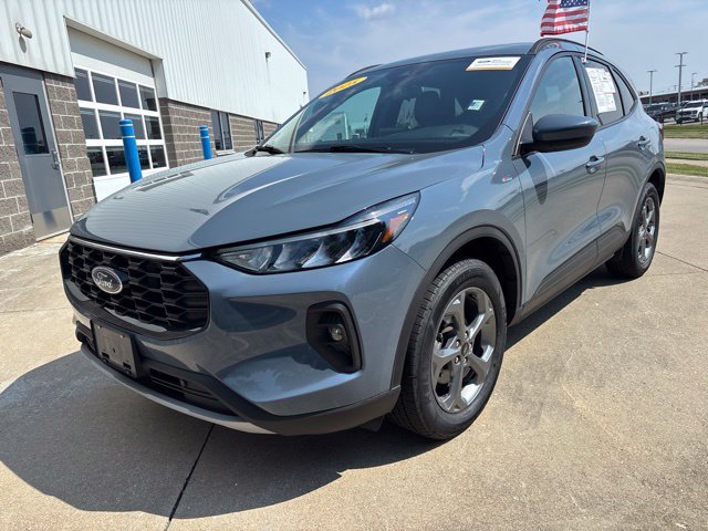 Certified 2025 Ford Escape ST-Line Select AWD/4WD image 4