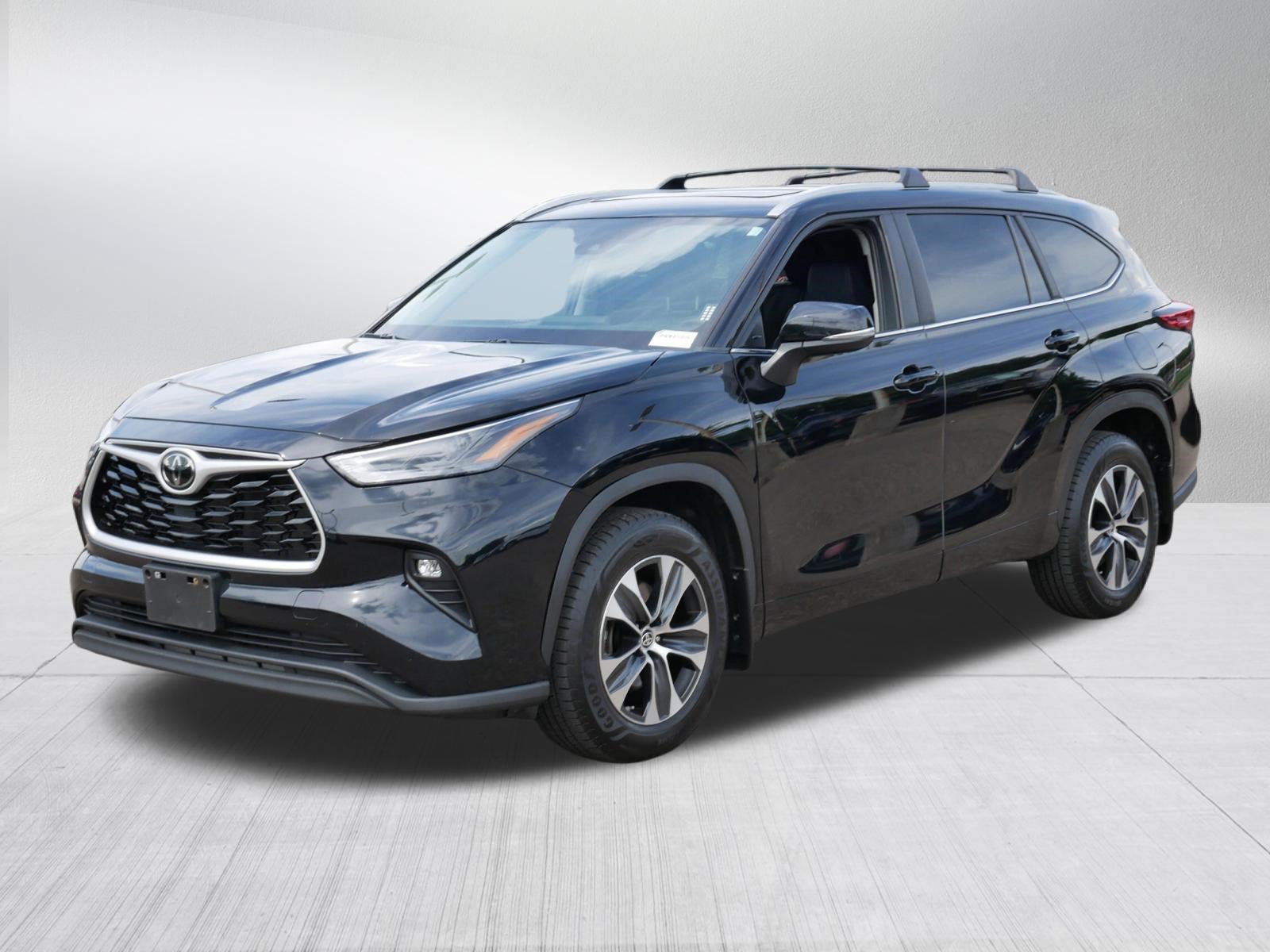 Used 2023 Toyota Highlander XLE AWD/4WD image 3