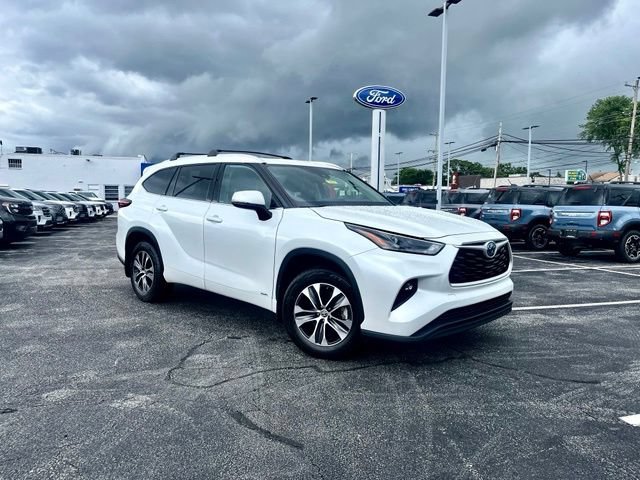 Used 2022 Toyota Highlander XLE AWD/4WD image 1