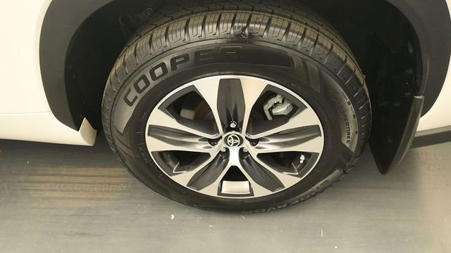 Used 2023 Toyota Highlander XLE AWD/4WD image 9