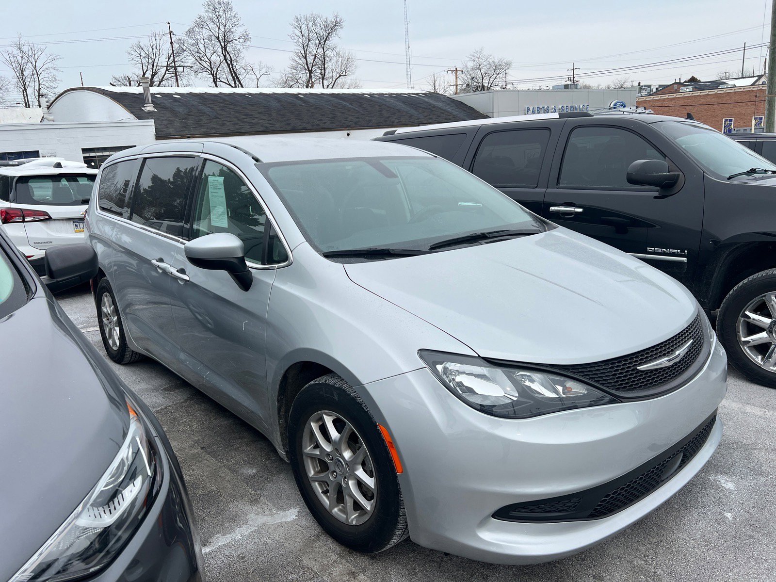 Used 2022 Chrysler Voyager LX image 3