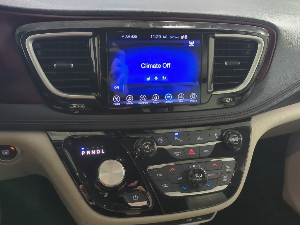 Used 2017 Chrysler Pacifica Limited image 16