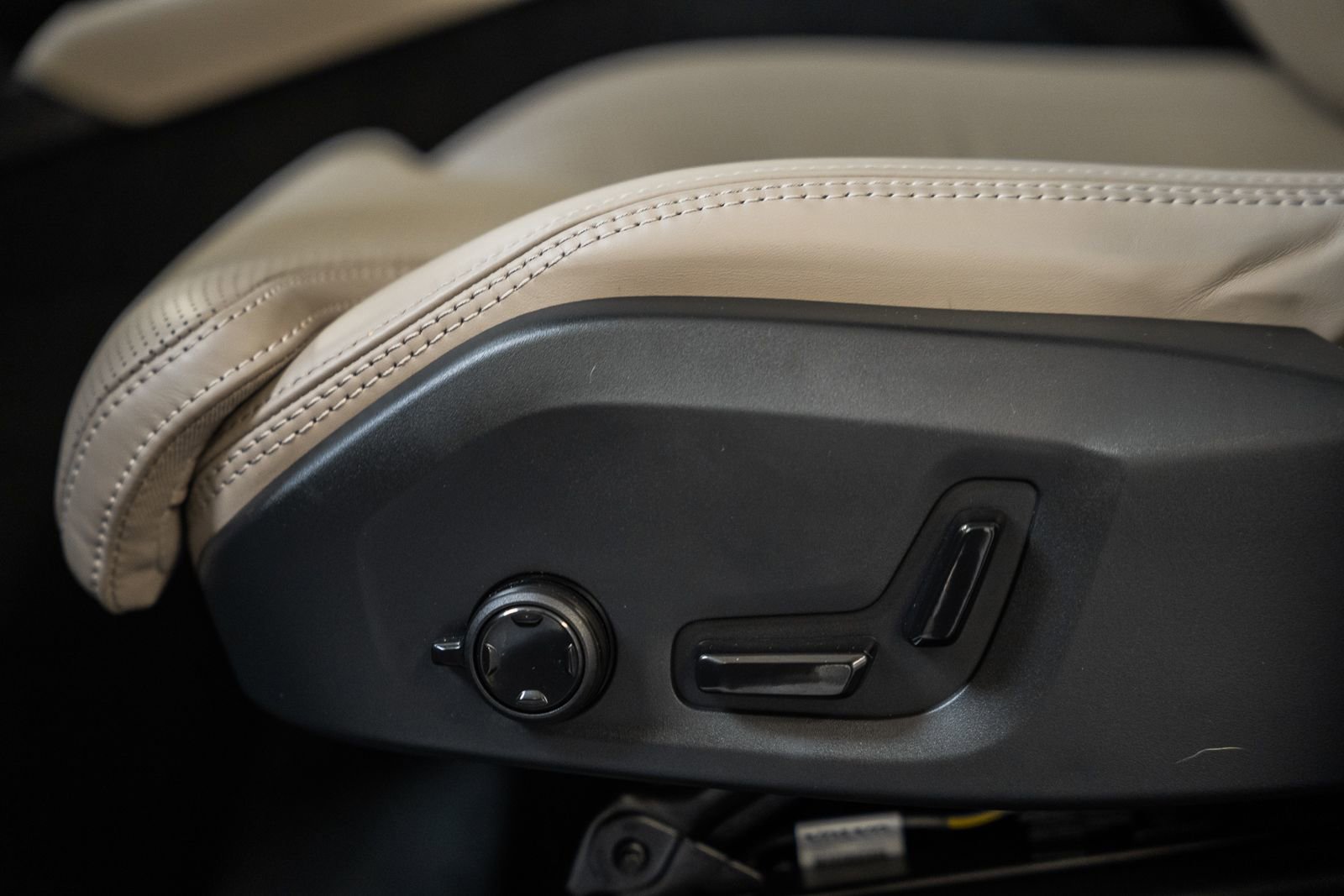 Used 2025 Volvo XC90 T8 Ultra w/ Protection Package Premier image 43