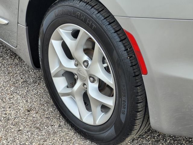 Used 2019 Chrysler Pacifica Touring-L Plus w/ Tire & Wheel Group image 8