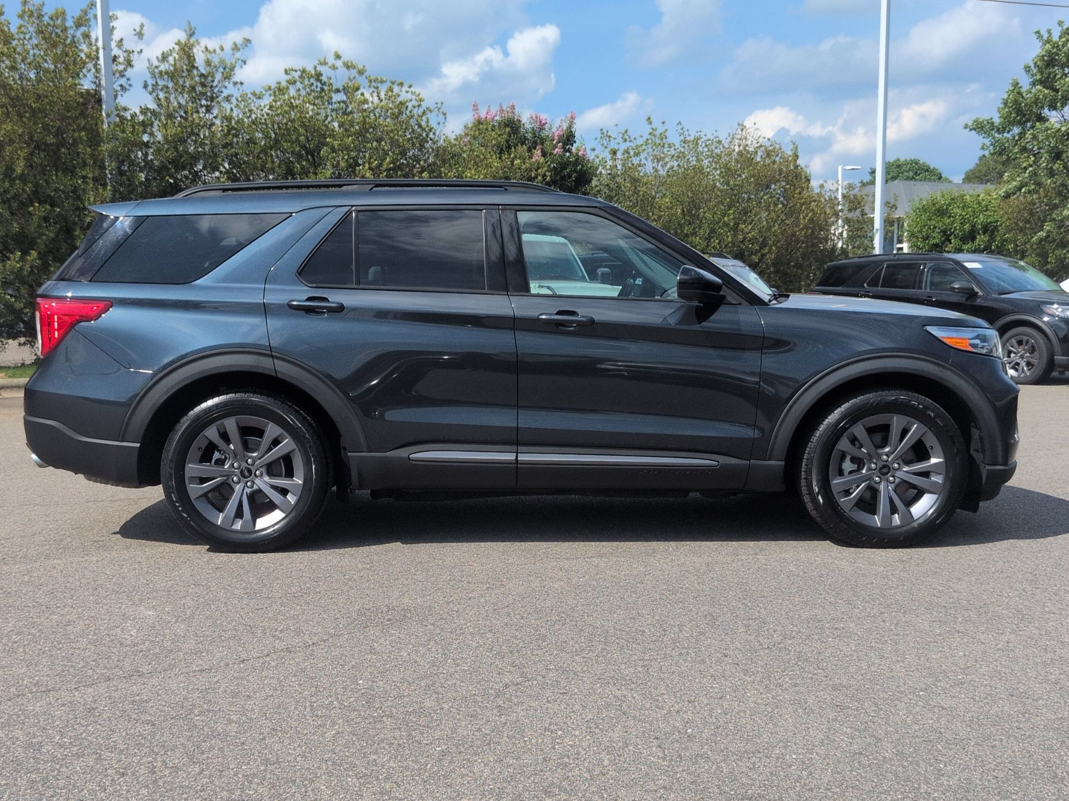 Certified 2022 Ford Explorer XLT w/ Equipment Group 202A RWD image 3