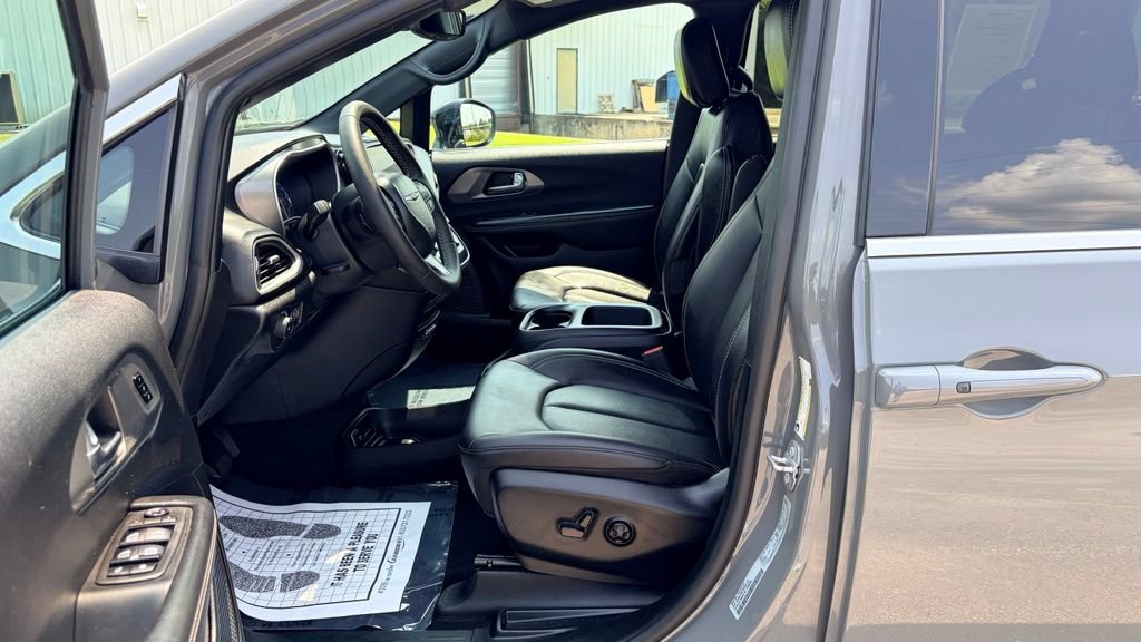 Used 2025 Chrysler Pacifica Select FWD image 16