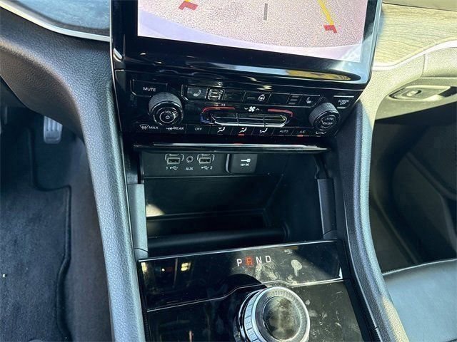 Used 2024 Jeep Grand Cherokee Limited image 15