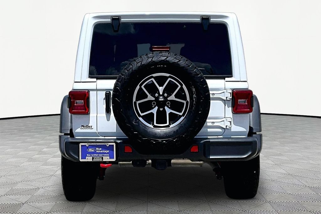 Used 2025 Jeep Wrangler Unlimited Rubicon w/ Convenience Group AWD/4WD image 4