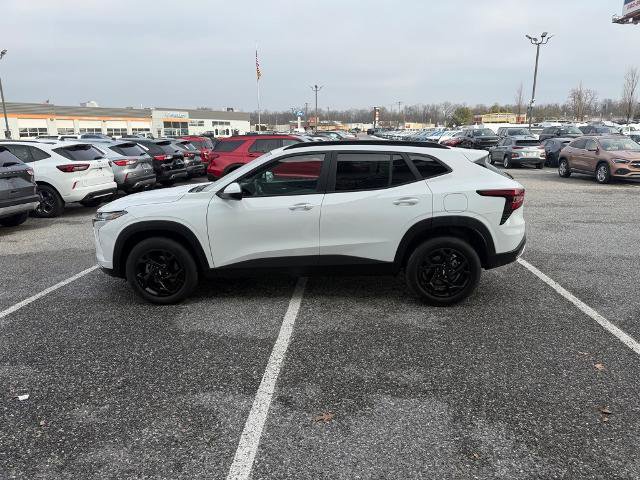 Used 2025 Chevrolet Trax LT w/ LT Convenience Package image 2