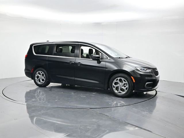 Used 2024 Chrysler Pacifica Limited image 3