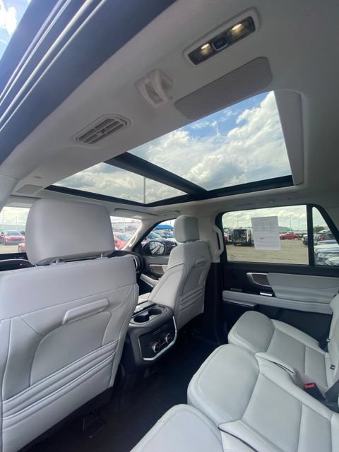Certified 2025 Ford Expedition Platinum w/ Platinum Ultimate Package AWD/4WD image 8