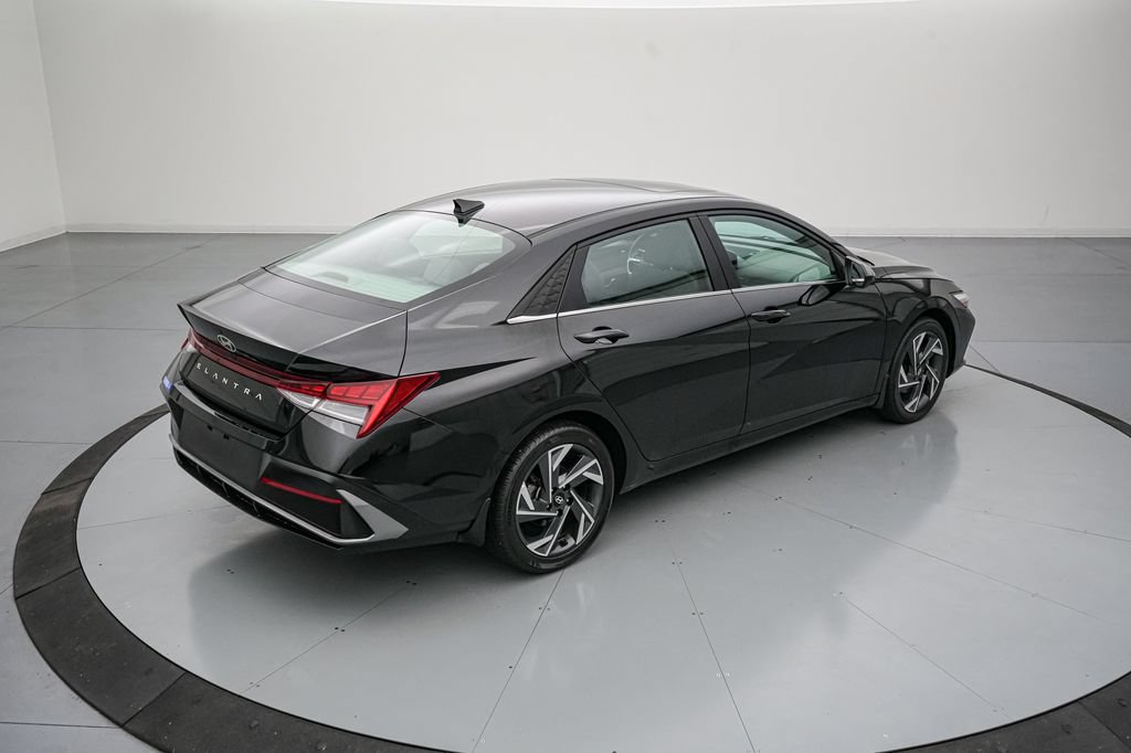 Used 2025 Hyundai Elantra SEL FWD image 4