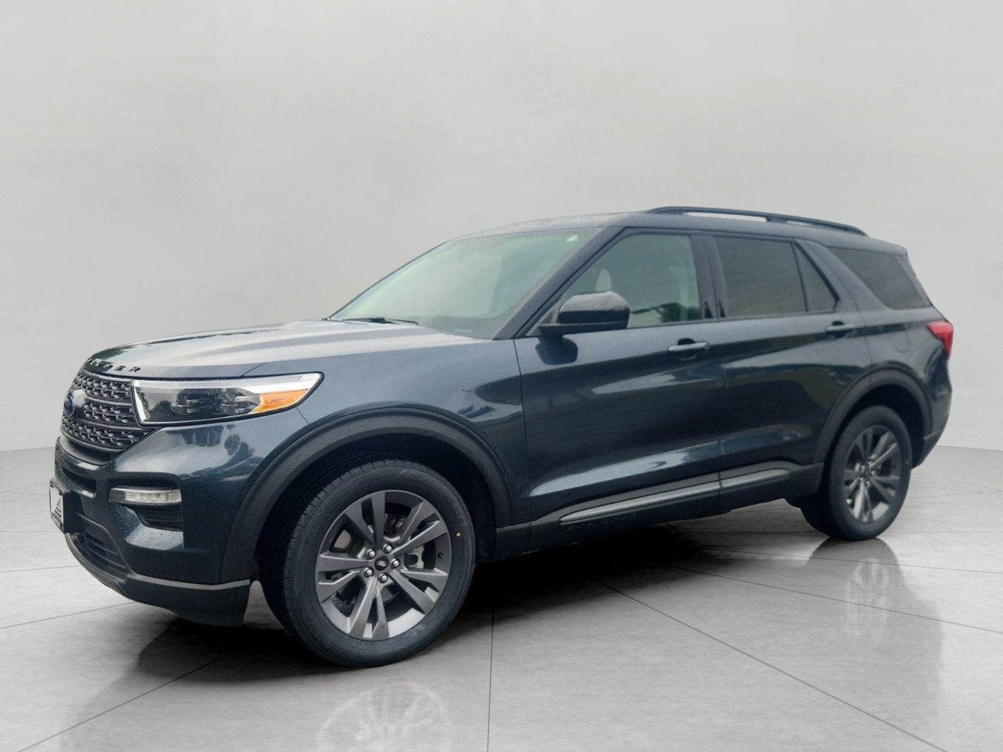 Certified 2023 Ford Explorer XLT w/ Equipment Group 202A AWD/4WD image 3