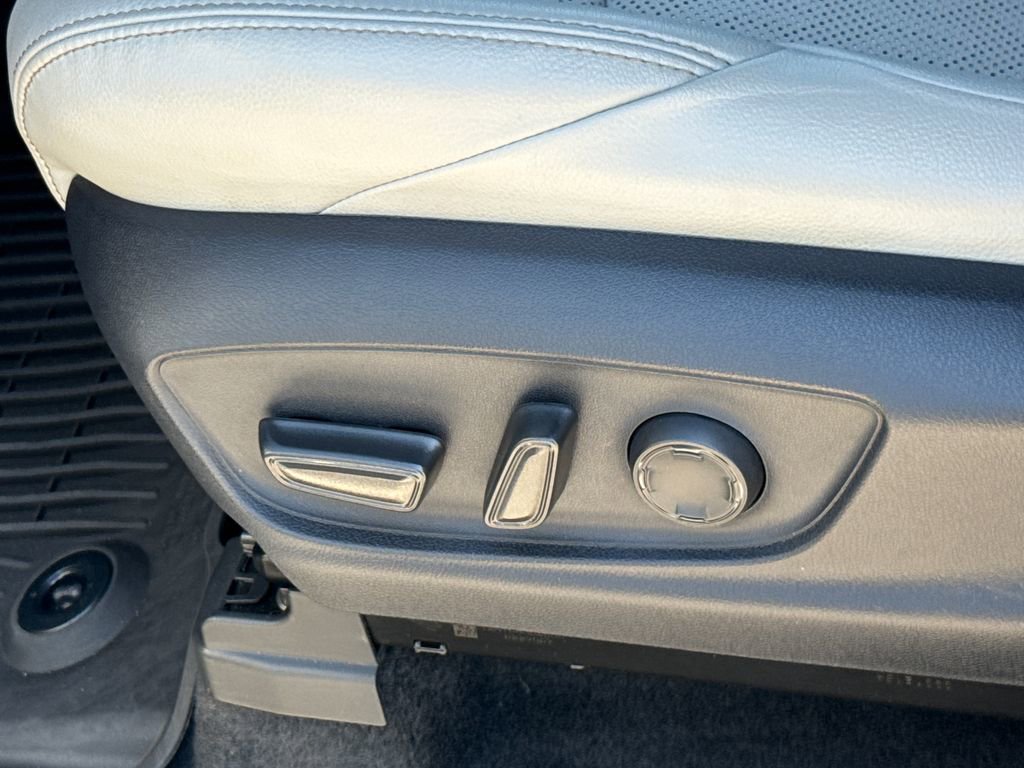 Used 2024 Toyota Tacoma Limited w/ Limited Package (LT) image 27