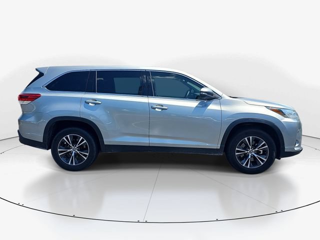 Used 2019 Toyota Highlander LE FWD video 2