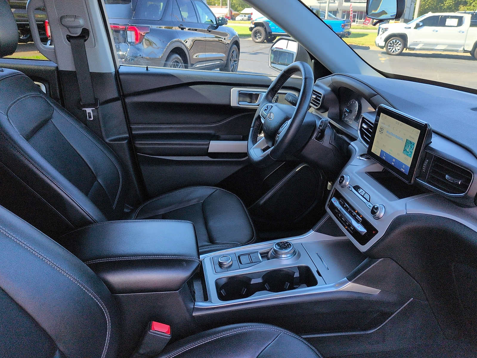 Certified 2024 Ford Explorer XLT w/ Equipment Group 202A AWD/4WD image 10