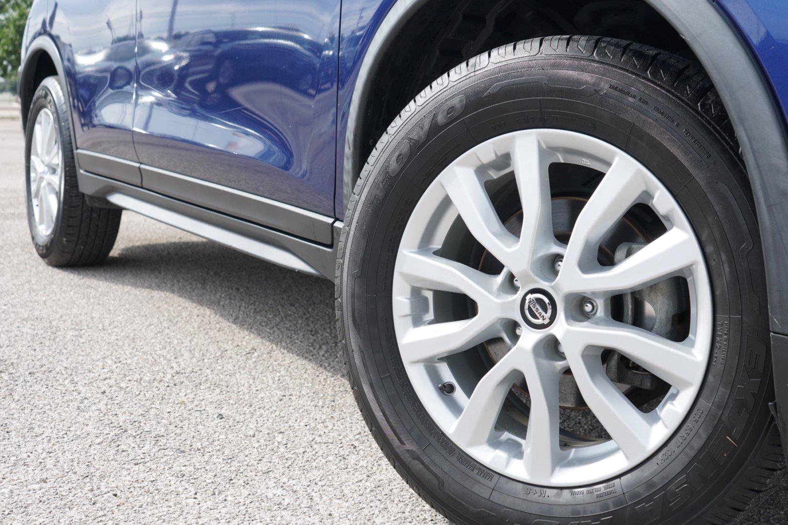 Used 2018 Nissan Rogue SV AWD/4WD image 2