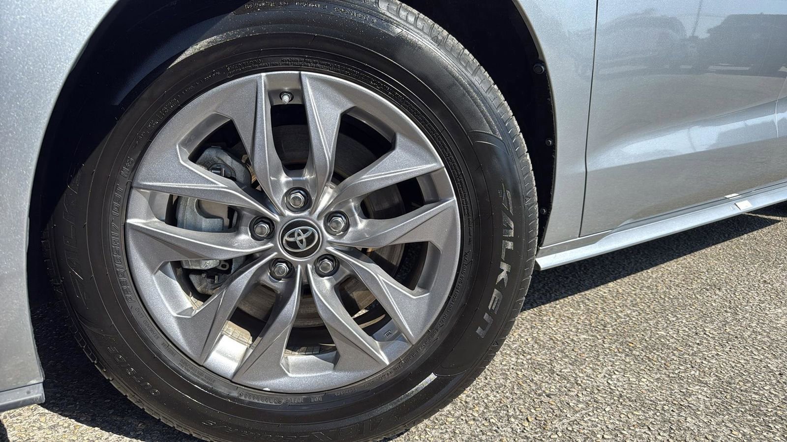 Used 2023 Toyota Sienna XLE image 9