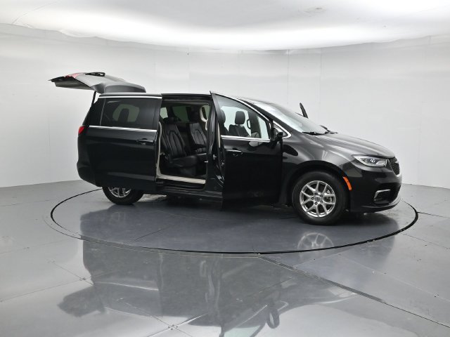Used 2023 Chrysler Pacifica Touring-L FWD image 58