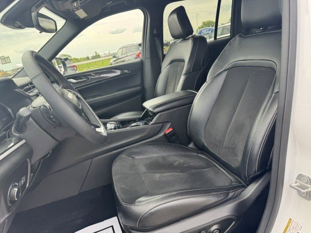 Used 2023 Jeep Grand Cherokee Altitude AWD/4WD image 13