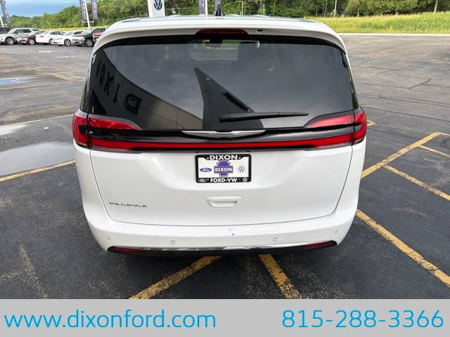 Used 2023 Chrysler Pacifica Touring-L FWD image 7