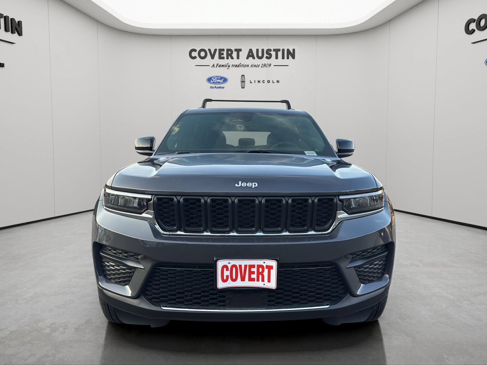 Used 2025 Jeep Grand Cherokee Laredo X w/ Luxury Tech Group I AWD/4WD image 8
