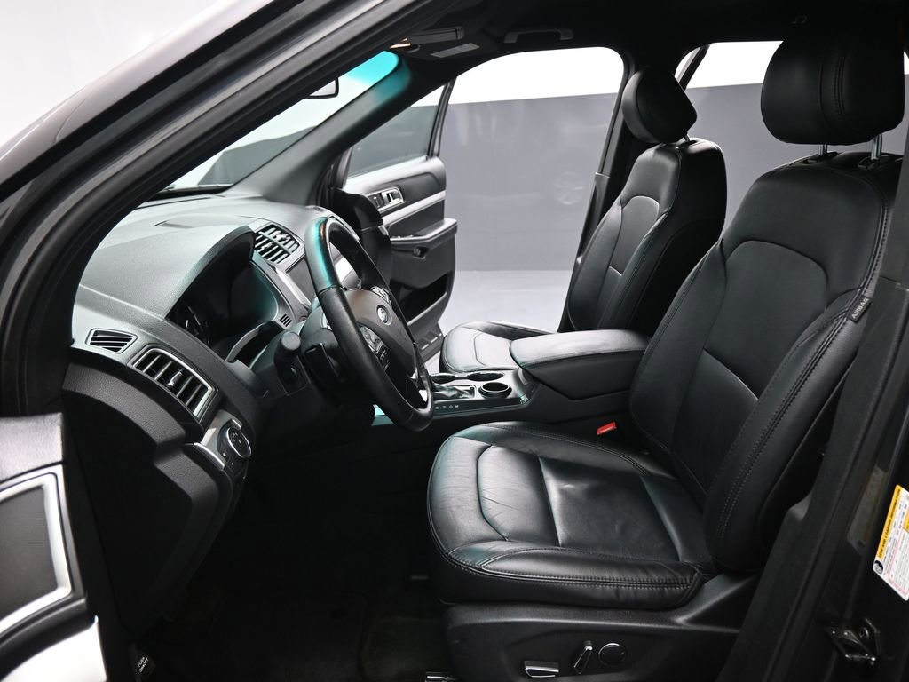 Certified 2017 Ford Explorer XLT w/ Equipment Group 202A image 10