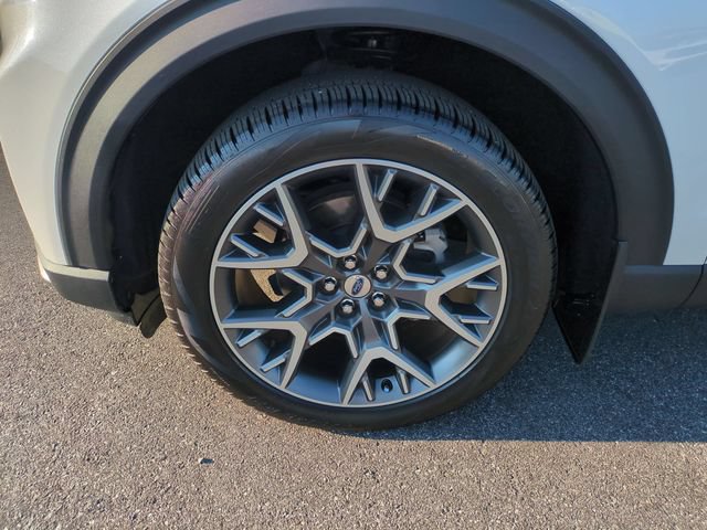 Certified 2025 Ford Explorer Platinum w/ Ultimate Package AWD/4WD image 10