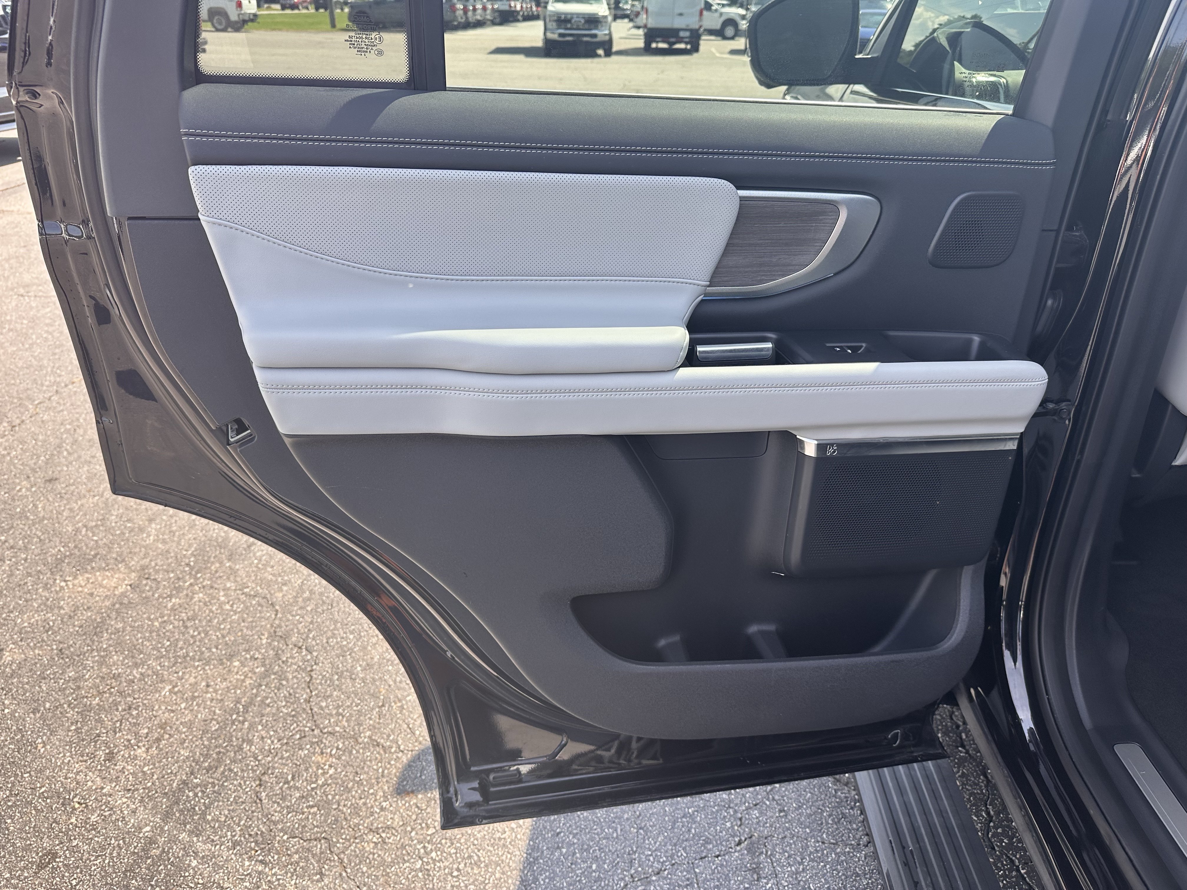 Certified 2025 Ford Expedition Platinum w/ Platinum Ultimate Package AWD/4WD image 12