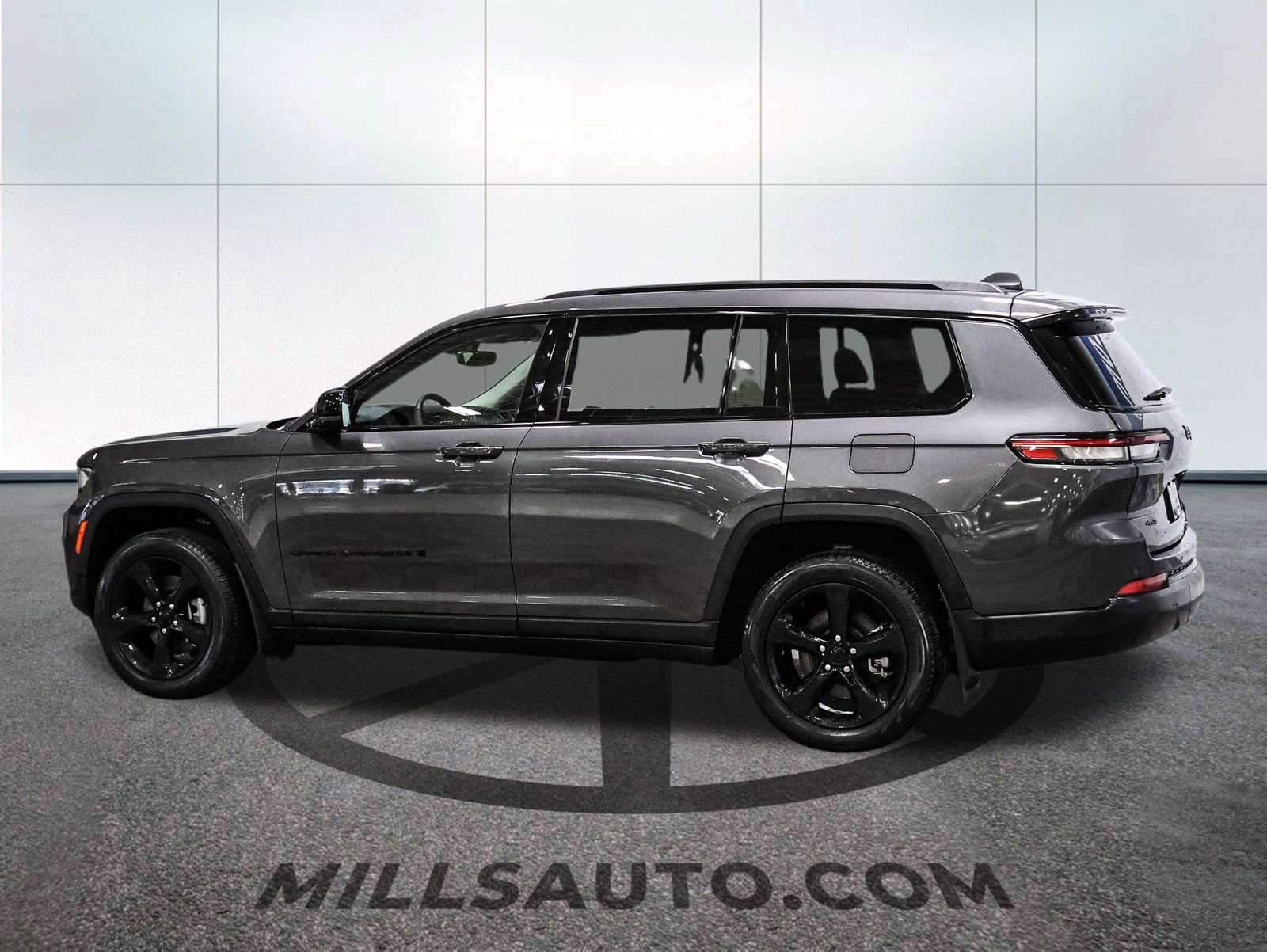 Used 2023 Jeep Grand Cherokee L Limited w/ Black Appearance Package AWD/4WD image 4