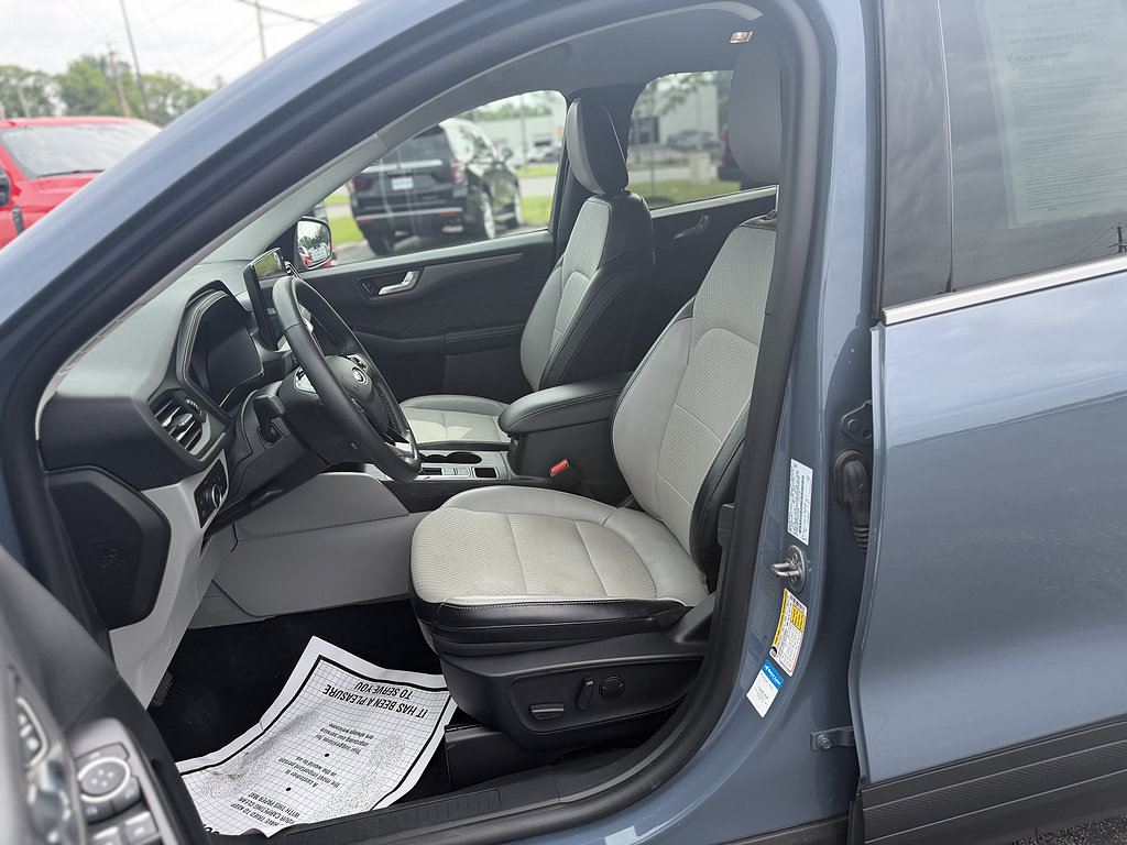 Certified 2025 Ford Escape SE FWD image 12