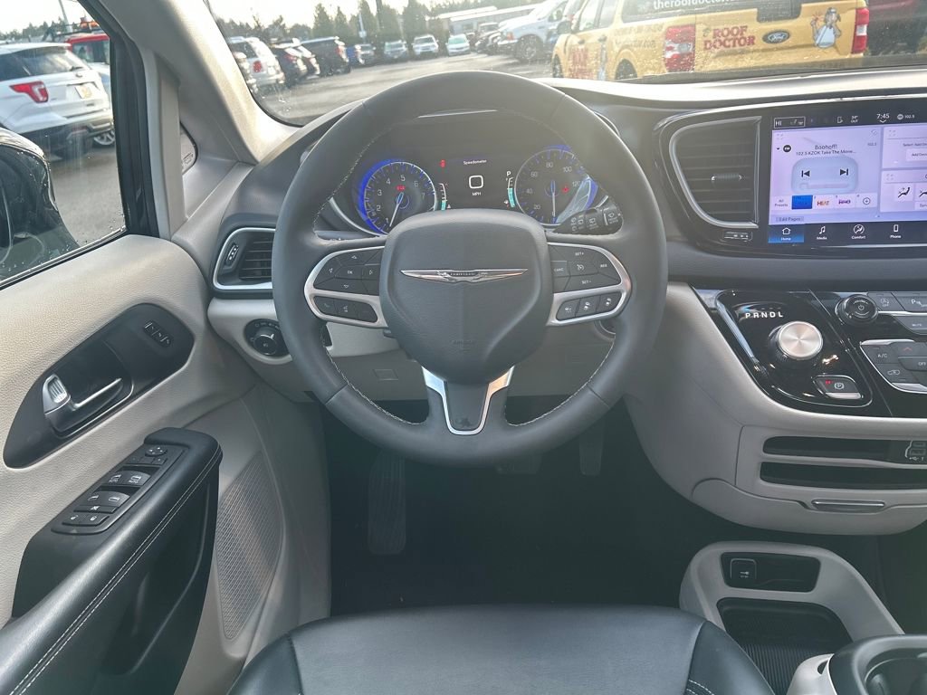 Used 2024 Chrysler Pacifica Touring-L image 9