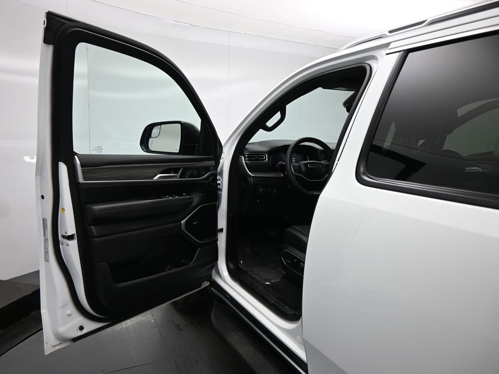 Used 2024 Jeep Wagoneer Series II w/ Flexible Seating Group image 9