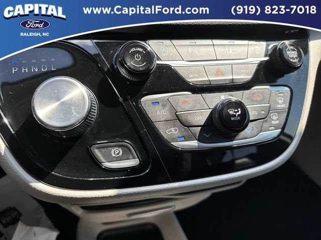 Used 2023 Chrysler Pacifica Touring-L FWD image 28