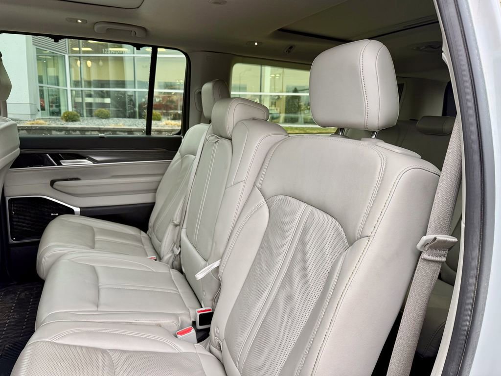 Used 2023 Jeep Wagoneer L Series III w/ Premium Group I image 12