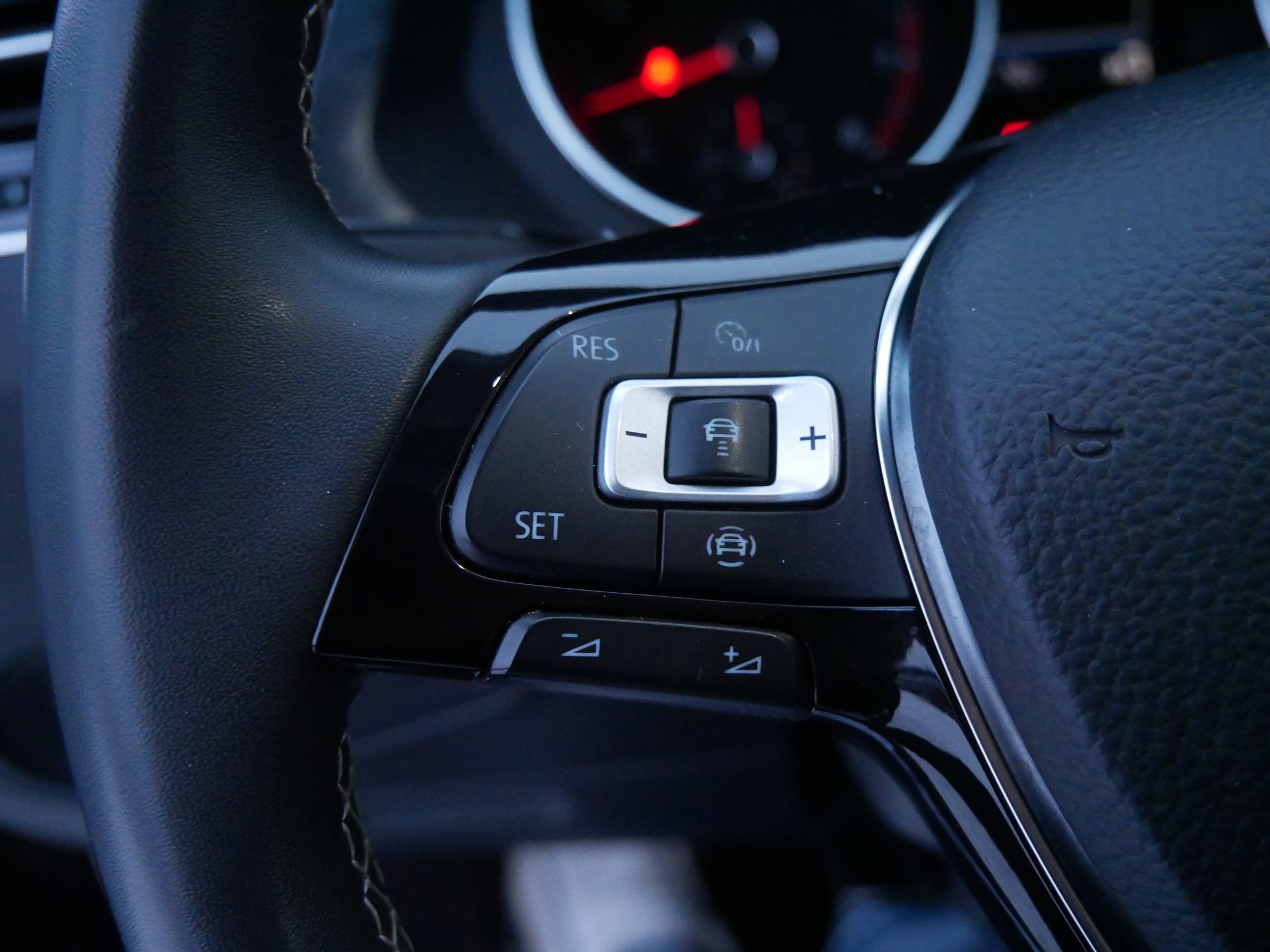 Used 2021 Volkswagen Tiguan SE w/ Panoramic Sunroof Package image 28