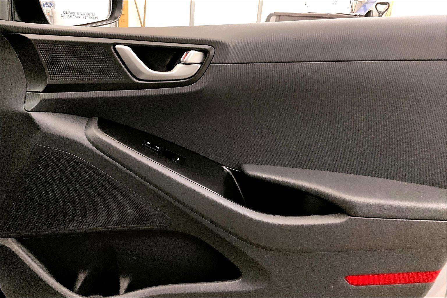 Used 2019 Hyundai Ioniq Plug-In Hybrid image 23