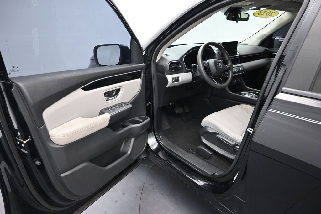 Used 2023 Honda Pilot LX image 12