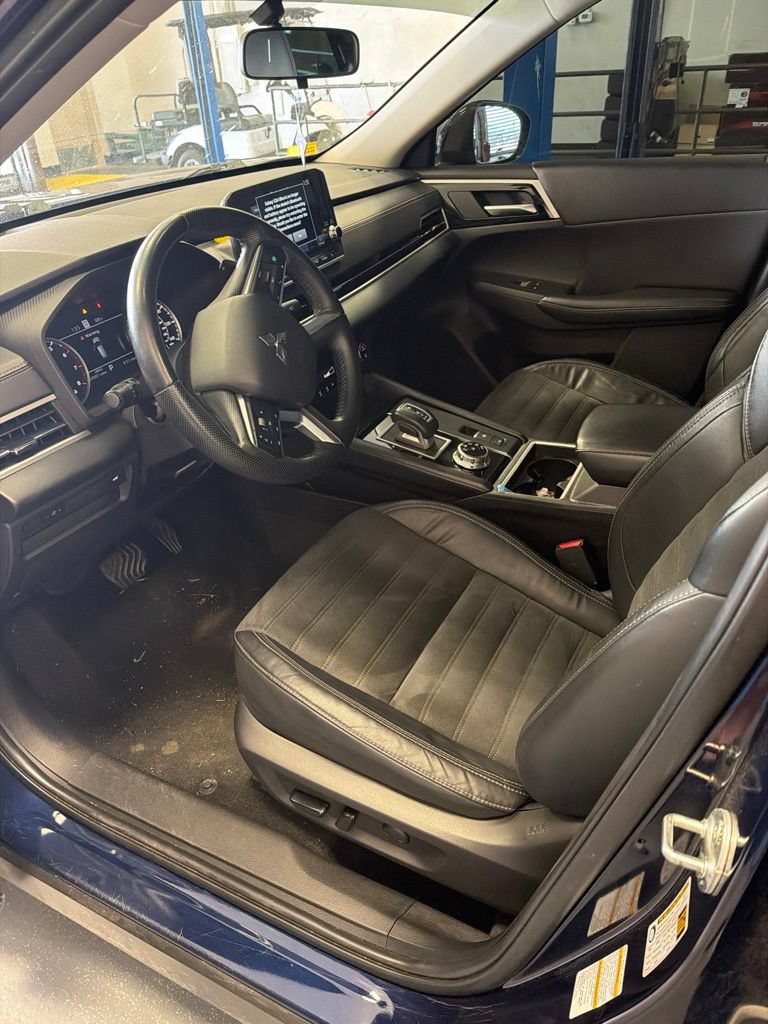 Used 2022 Mitsubishi Outlander SE FWD image 2
