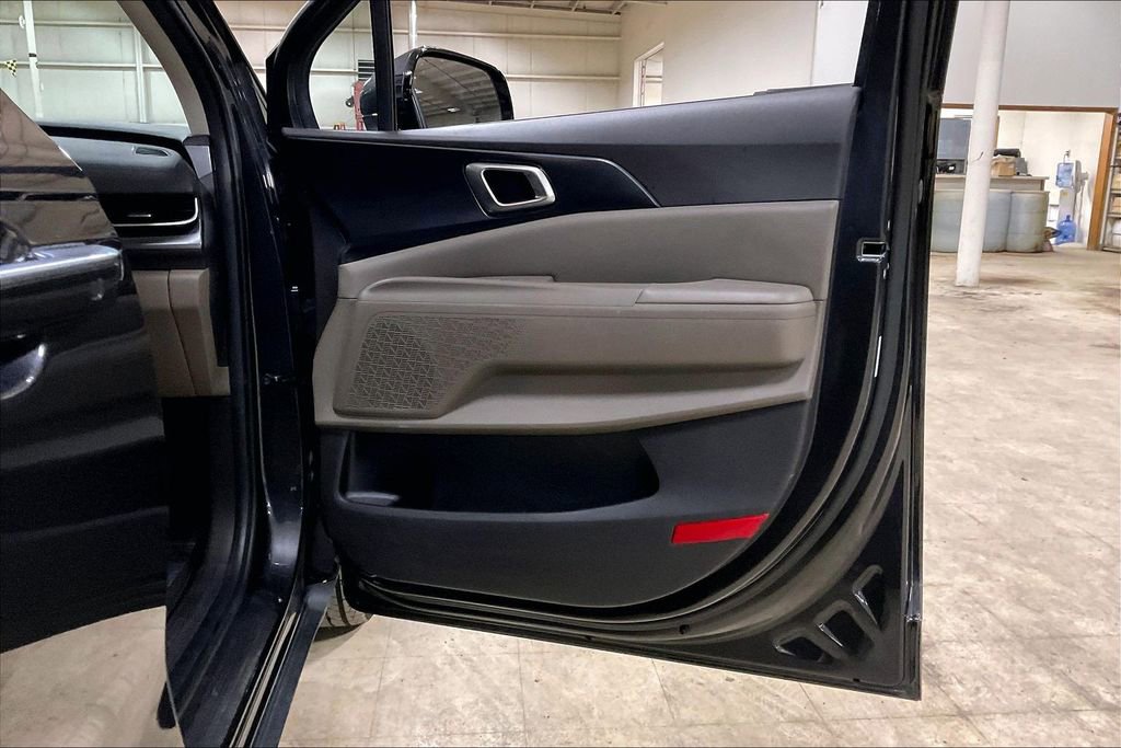Used 2025 Kia Carnival FWD image 22