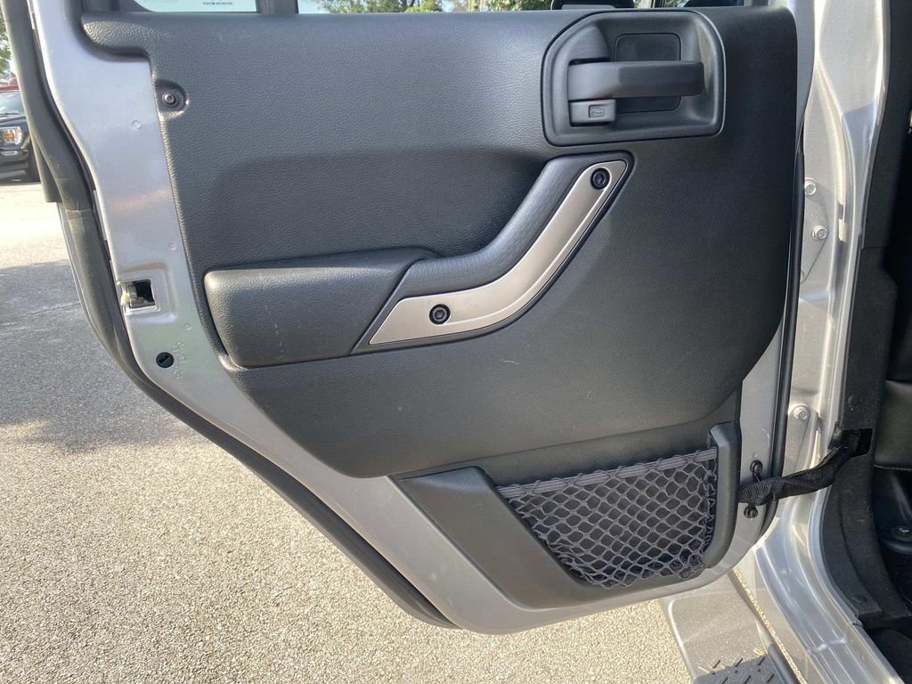 Used 2018 Jeep Wrangler Unlimited Sahara AWD/4WD image 12
