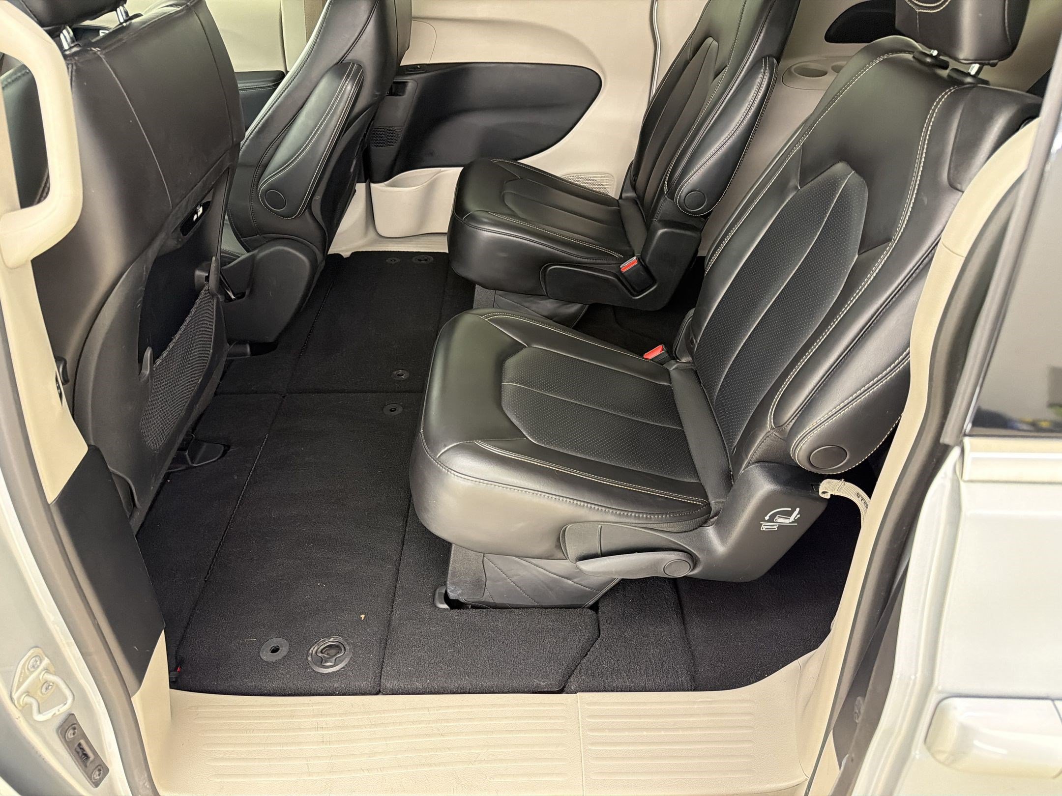 Used 2023 Chrysler Pacifica Touring-L FWD image 21
