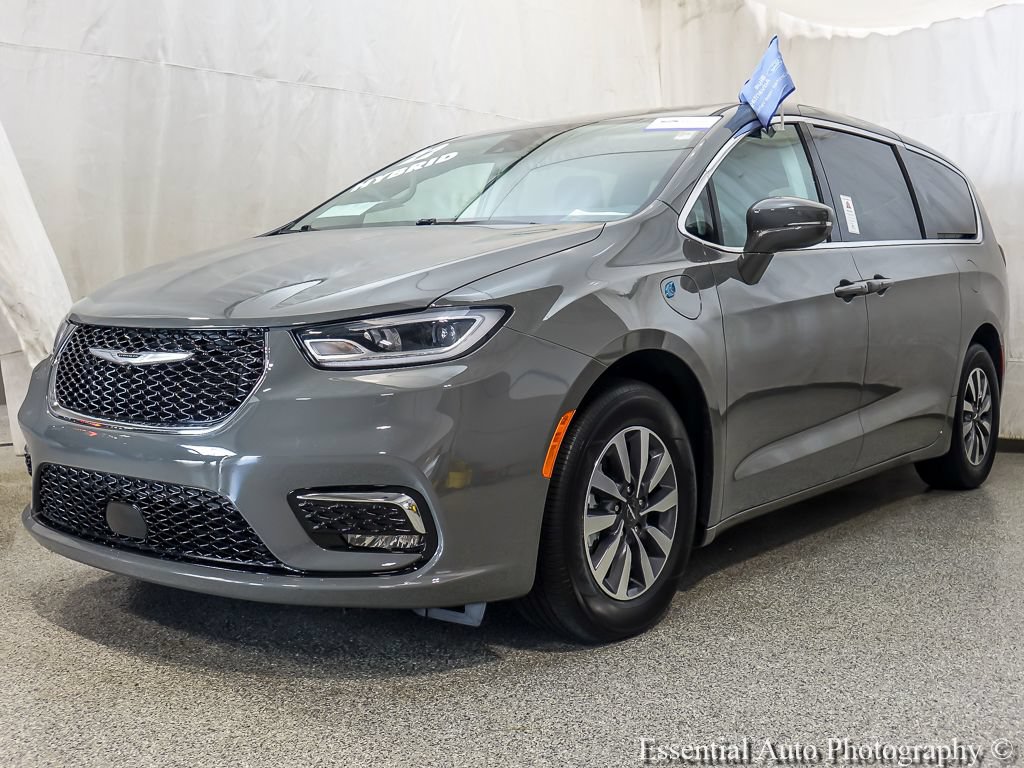 Used 2022 Chrysler Pacifica Touring-L FWD image 1