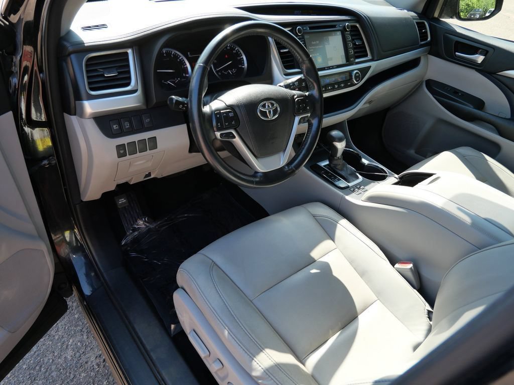 Used 2018 Toyota Highlander XLE AWD/4WD image 3