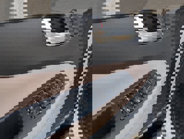 Used 2023 Hyundai Santa Fe Limited image 7