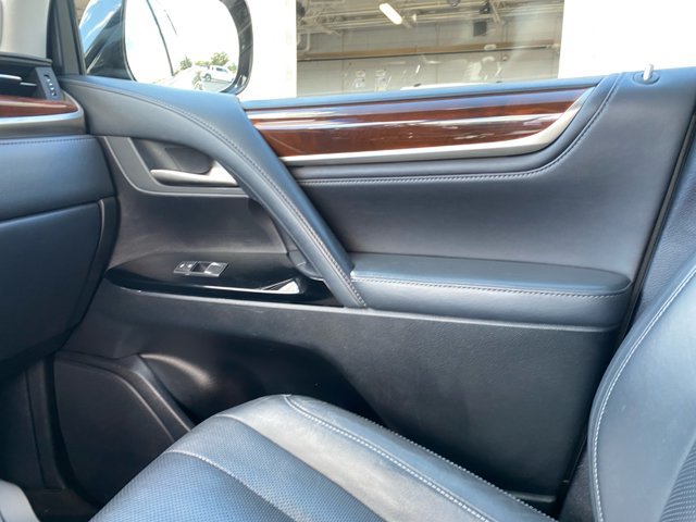 Used 2017 Lexus LX 570 4WD w/ Luxury Package image 13